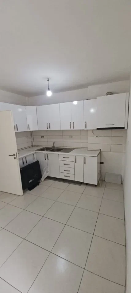 Tirane, jepet me qera apartament 3+1 Kati 2, 100 m² 400 € (Xhamllik)
