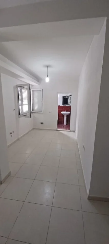 Tirane, jepet me qera apartament 3+1 Kati 2, 100 m² 400 € (Xhamllik)