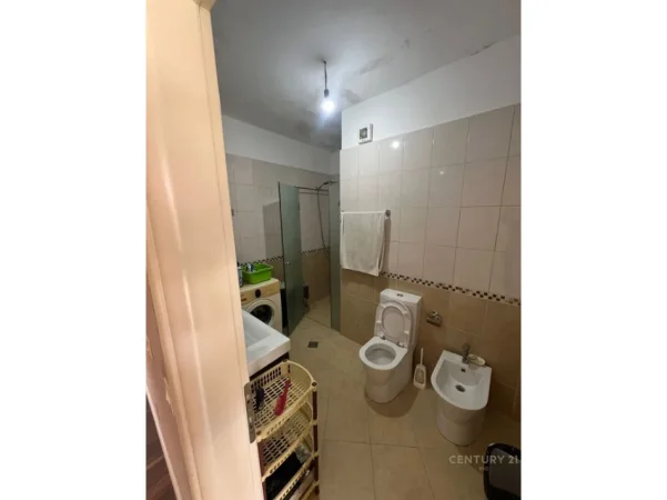 Tirane, jepet me qera apartament 2+1 , 129 m² 420 € 