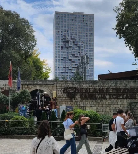 Tirane, jepet me qera apartament 1+1 , 95 m² 2.500 € (Downtawn One)