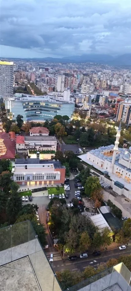 Tirane, jepet me qera apartament 1+1 , 95 m² 2.500 € (Downtawn One)