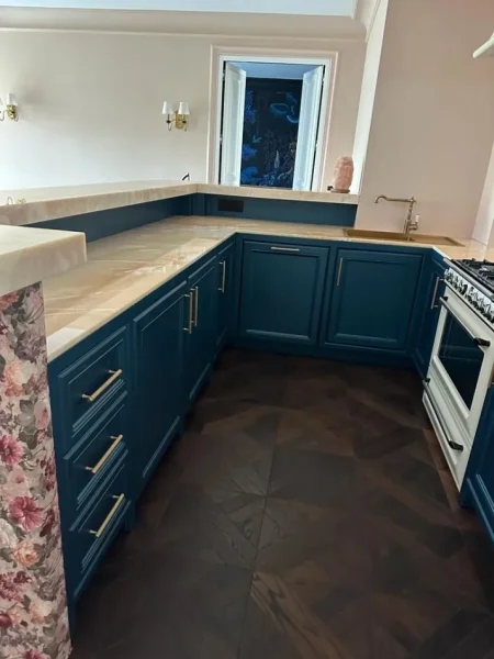 Tirane, jepet me qera apartament 2+1 Kati 7, 150 m² 1.800 € (Qender)