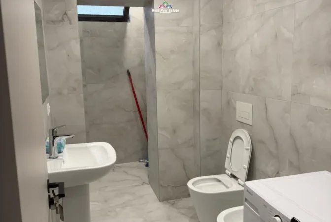 Tirane, jepet me qera apartament 2+1 Kati 1, 80 m² 850 € (Rruga Janos Hunyadi)