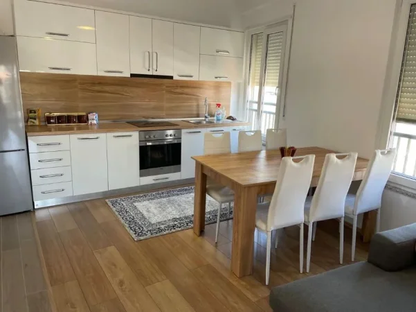 Tirane, jepet me qera apartament 2+1+Ballkon Kati 3, 100 m² 550 € (ASTIR)