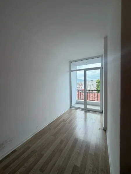 Tirane, jepet me qera ambjent biznesi Kati 4, 110 m² 500 € (Rruga E Dibres)