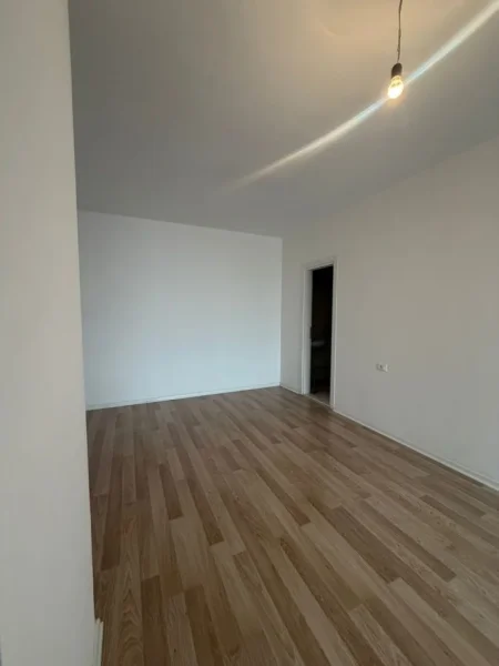 Tirane, jepet me qera ambjent biznesi Kati 4, 110 m² 500 € (Rruga E Dibres)