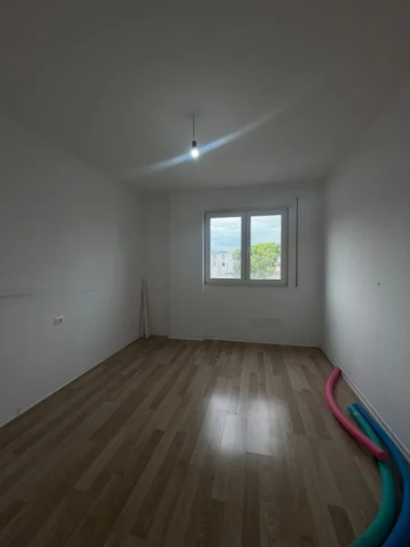 Tirane, jepet me qera ambjent biznesi Kati 4, 110 m² 500 € (Rruga E Dibres)