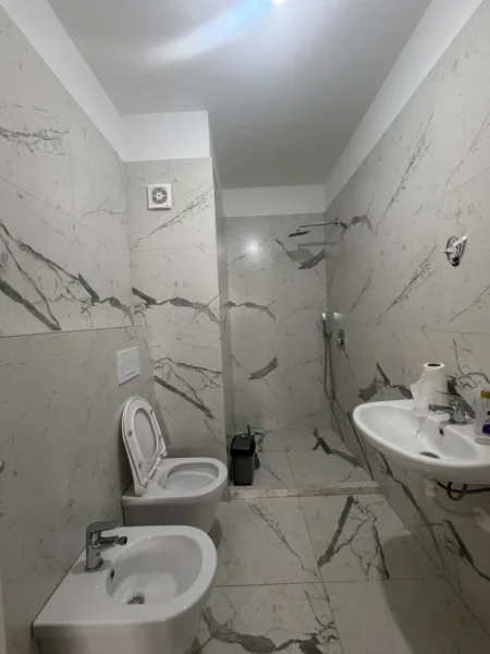 Tirane, jepet me qera ambjent biznesi Kati 4, 110 m² 500 € (Rruga E Dibres)