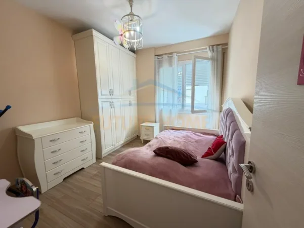 Tirane, jepet me qera apartament 3+1 Kati 5, 115 m² 1.000 € (prane qendres "Ring Center")