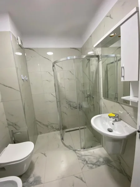 Tirane, jepet me qera apartament 1+1+Ballkon Kati 5, 60 m² 520 € (Don Bosko)