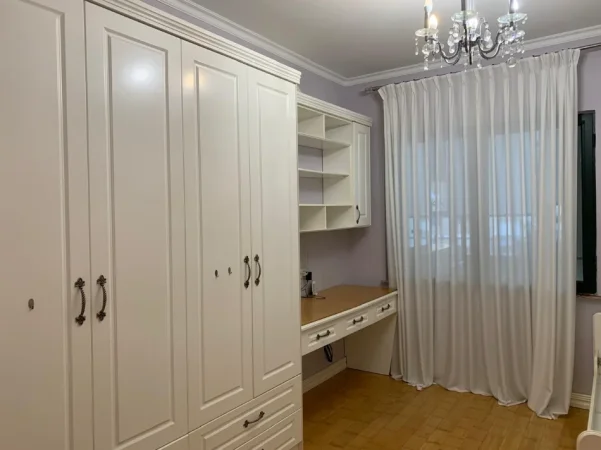 Tirane, jepet me qera apartament 2+1+Ballkon Kati 8, 106 m² 950 € 