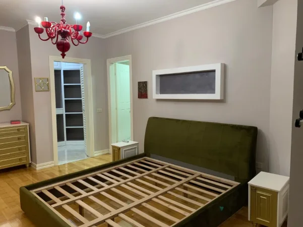 Tirane, jepet me qera apartament 2+1+Ballkon Kati 8, 106 m² 950 € 