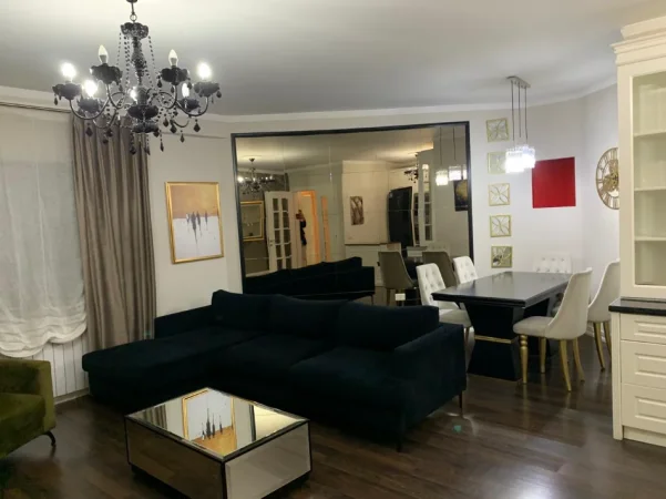 Tirane, jepet me qera apartament 2+1+Ballkon Kati 8, 106 m² 950 € 