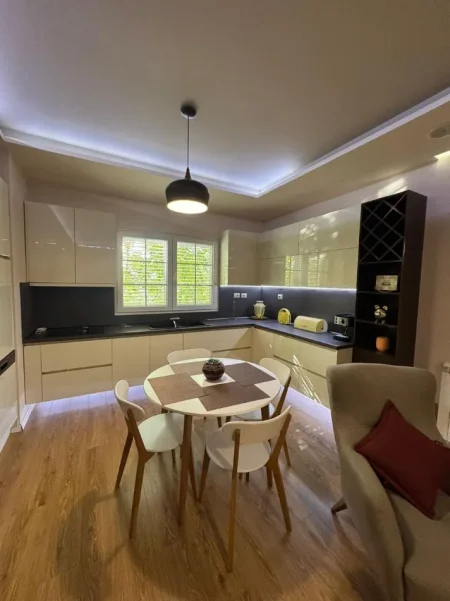 Tirane, jepet me qera apartament 2+1+Ballkon Kati 2, 110 m² 630 € (Rruga e Dibres)