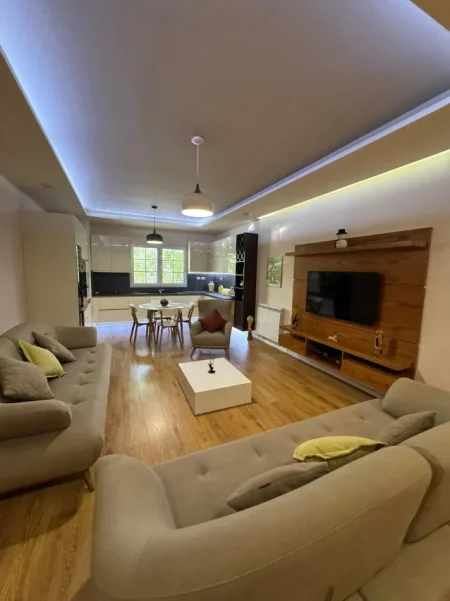 Tirane, jepet me qera apartament 2+1+Ballkon Kati 2, 110 m² 630 € (Rruga e Dibres)