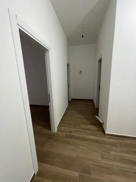 Tirane, jepet me qera apartament 2+1 Kati 1, 120 m² 650 € (Kompleksi Arlis Farmacia 10)