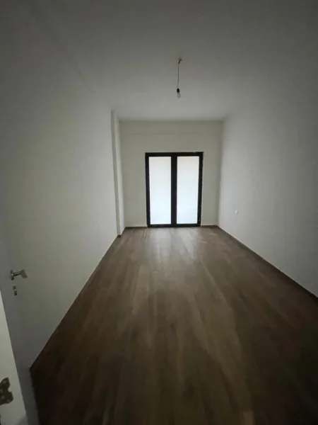 Tirane, jepet me qera apartament 2+1 Kati 1, 120 m² 650 € (Kompleksi Arlis Farmacia 10)