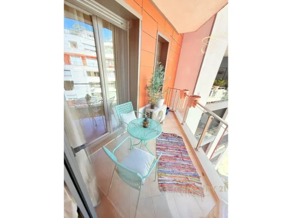 Tirane, jepet me qera apartament 2+1+Ballkon Kati 6, 80 m² 1.200 € (rruga e kosovareve)