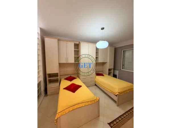 Durres, jepet me qera apartament 2+1+Ballkon Kati 6, 90 m² 500 € (Pallati i Sportit)