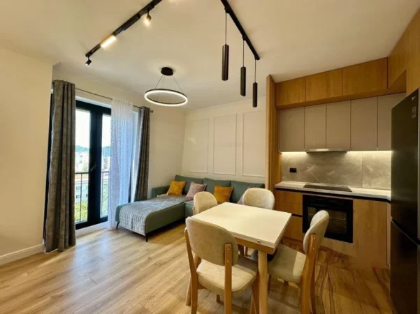 Tirane, jepet me qera apartament 1+1 , 900 m² 900 € (Rruga e kavajes)