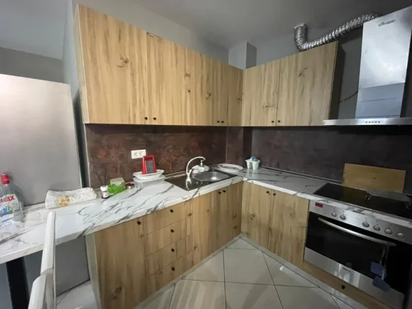 Tirane, jepet me qera apartament 3+1+Ballkon Kati 3, 100 m² 550 € (Kopshti Botanik)