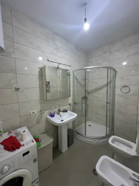 Tirane, jepet me qera apartament 2+1 Kati 3, 112 m² 600 € (Rruga e Kavajes/Qendra Glob)