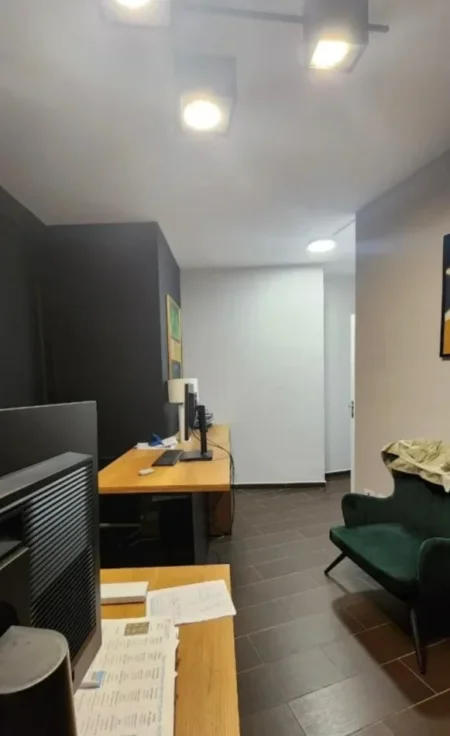 Tirane, jepet me qera ambjent biznesi Kati 1, 85 m² 850 € (rruga kosovareve)