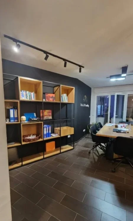 Tirane, jepet me qera ambjent biznesi Kati 1, 85 m² 850 € (rruga kosovareve)