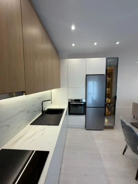 Tirane, jepet me qera apartament 1+1 , 75 m² 800 € (Xhamllik)