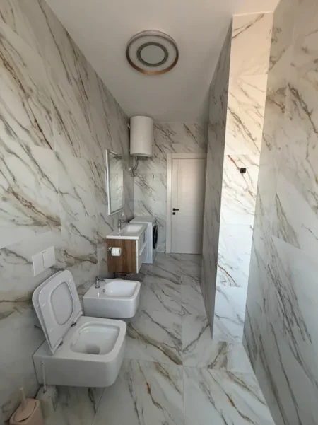 Tirane, jepet me qera apartament 1+1 , 75 m² 800 € (Xhamllik)