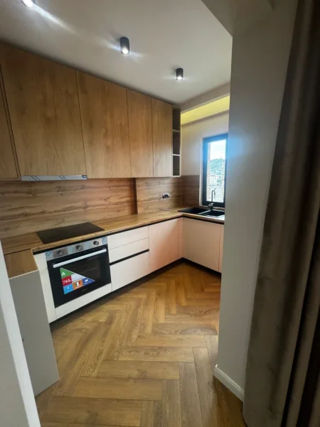Tirane, shitet apartament 2+1+Ballkon Kati 5, 101 m² 250.000 € (përballë Delijorgjit)