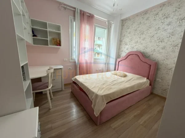 Tirane, jepet me qera apartament 3+1 Kati 5, 115 m² 1.000 € (ZOGU I ZI)
