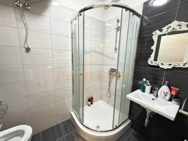 Tirane, jepet me qera apartament 3+1 Kati 5, 115 m² 1.000 € (ZOGU I ZI)