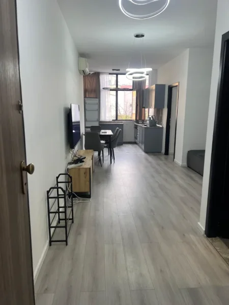 Tirane, jepet me qera apartament 1+1 Pallati i ri Kati 2, 650 € (Bulevardi zog 1)