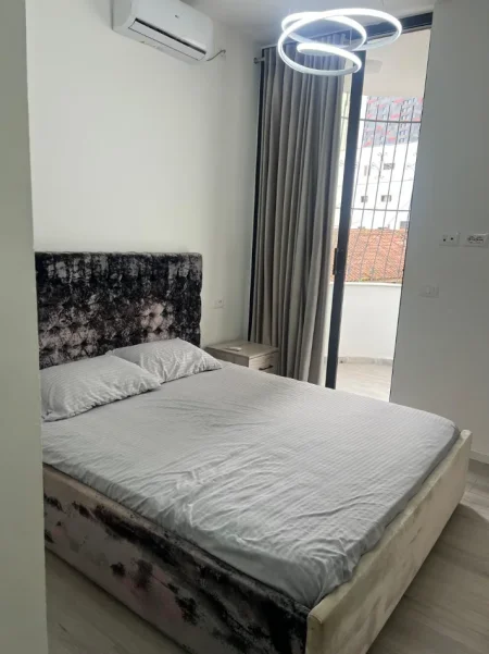 Tirane, jepet me qera apartament 1+1 Pallati i ri Kati 2, 650 € (Bulevardi zog 1)