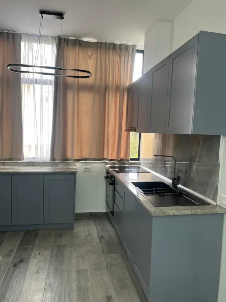 Tirane, jepet me qera apartament 1+1 Pallati i ri Kati 2, 650 € (Bulevardi zog 1)