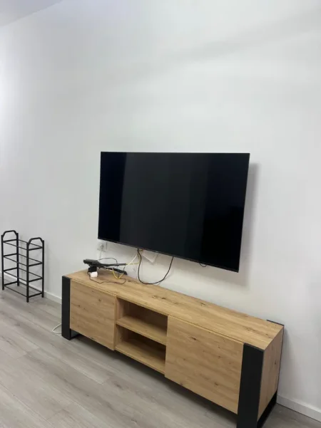 Tirane, jepet me qera apartament 1+1 Pallati i ri Kati 2, 650 € (Bulevardi zog 1)