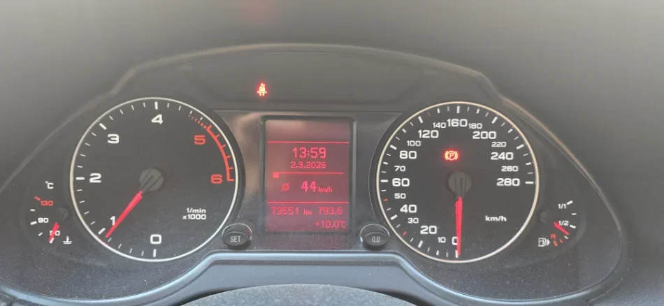 Tirane, shes SUV Audi Q5 Nafte, e zeze automatik Kondicioner -2 km 13.500 €