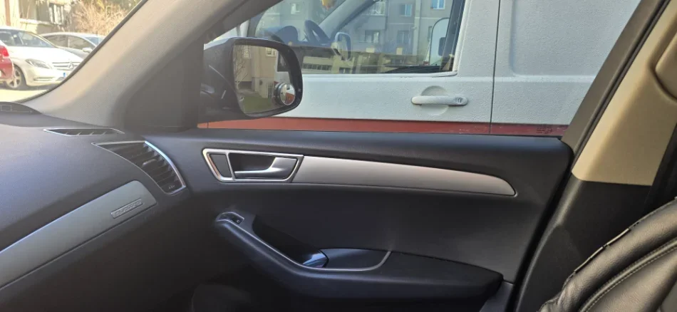 Tirane, shes SUV Audi Q5 Nafte, e zeze automatik Kondicioner -2 km 13.500 €