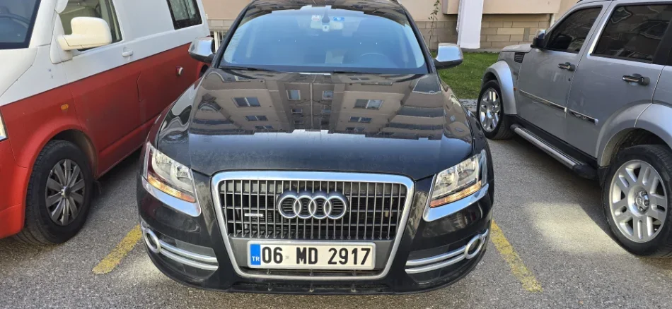 Tirane, shes SUV Audi Q5 Nafte, e zeze automatik Kondicioner -2 km 13.500 €