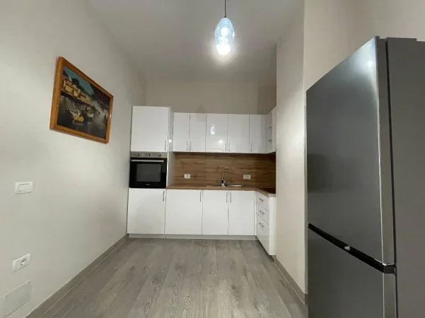 Tirane, jepet me qera apartament 1+1 Kati 2, 82 m² 600 € (Xhamlliku)