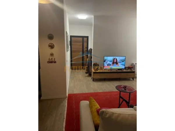 Tirane, jepet me qera apartament 2+1 Kati 7, 87 m² 500 € (Univers City)