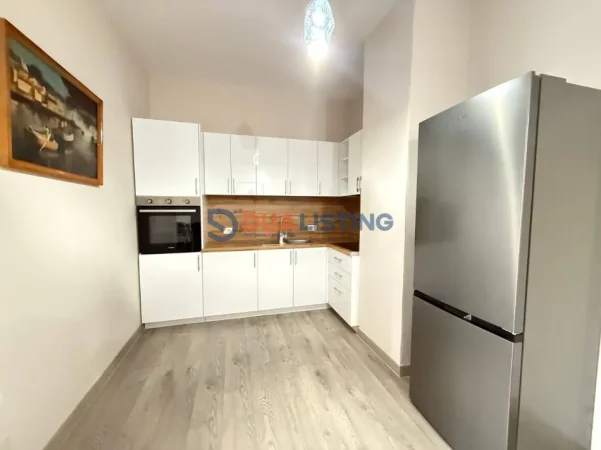 Tirane, jepet me qera apartament 1+1 , 85 m² 600 € (Xhamlliku)