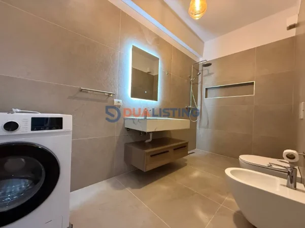 Tirane, jepet me qera apartament 1+1 , 85 m² 600 € (Xhamlliku)