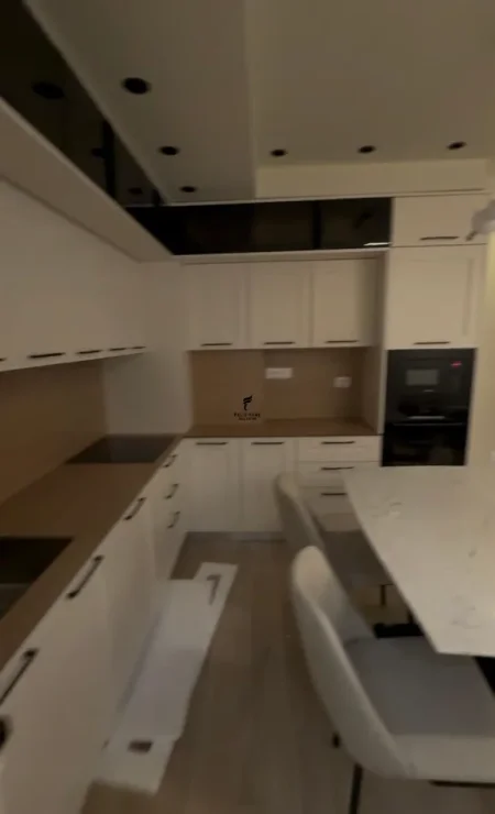 Tirane, jepet me qera apartament 2+1 Kati 6, 95 m² 750 € (KINOSTUDIO)