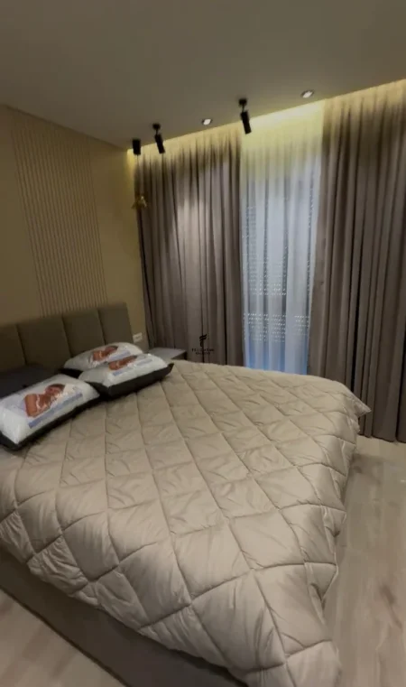 Tirane, jepet me qera apartament 2+1 Kati 6, 95 m² 750 € (KINOSTUDIO)