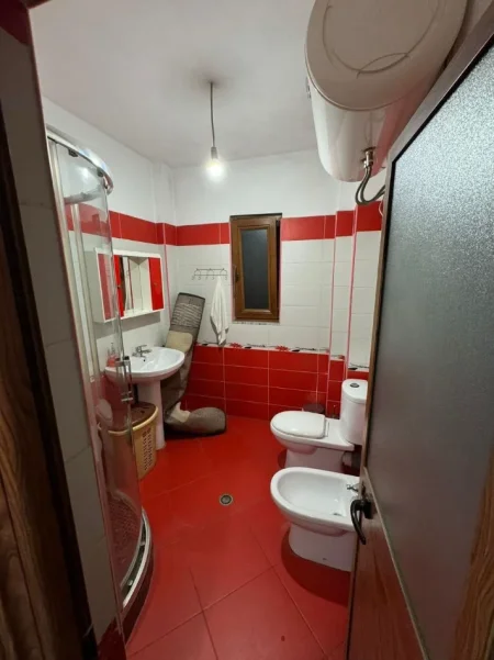 Tirane, jepet me qera apartament 2+1+Ballkon Kati 3, 110 m² 450 € (Rruga Petrela)