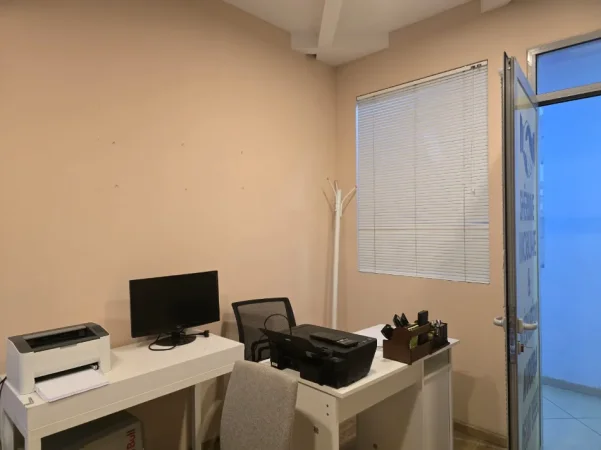 Tirane, jepet me qera zyre Kati 1, 12 m² 300 € (MYSLYM SHYRI)