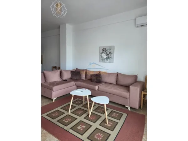 Tirane, jepet me qera apartament 1+1 Kati 3, 77 m² 500 € (Rruga Riza Cerova)