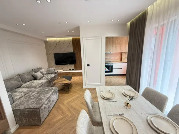 Tirane, shitet apartament 2+1+Ballkon Kati 7, 101 m² 265.000 € (pallati me shigjeta)